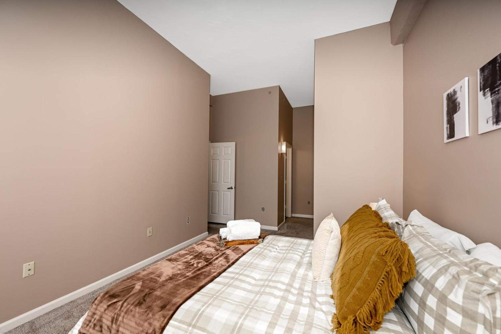 2 Bath Prkg+Gym+Sauna Perk Plaza +30 Day Cleveland Kültér fotó