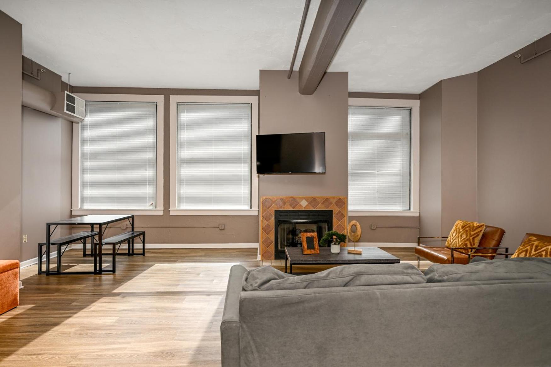 2 Bath Prkg+Gym+Sauna Perk Plaza +30 Day Cleveland Kültér fotó